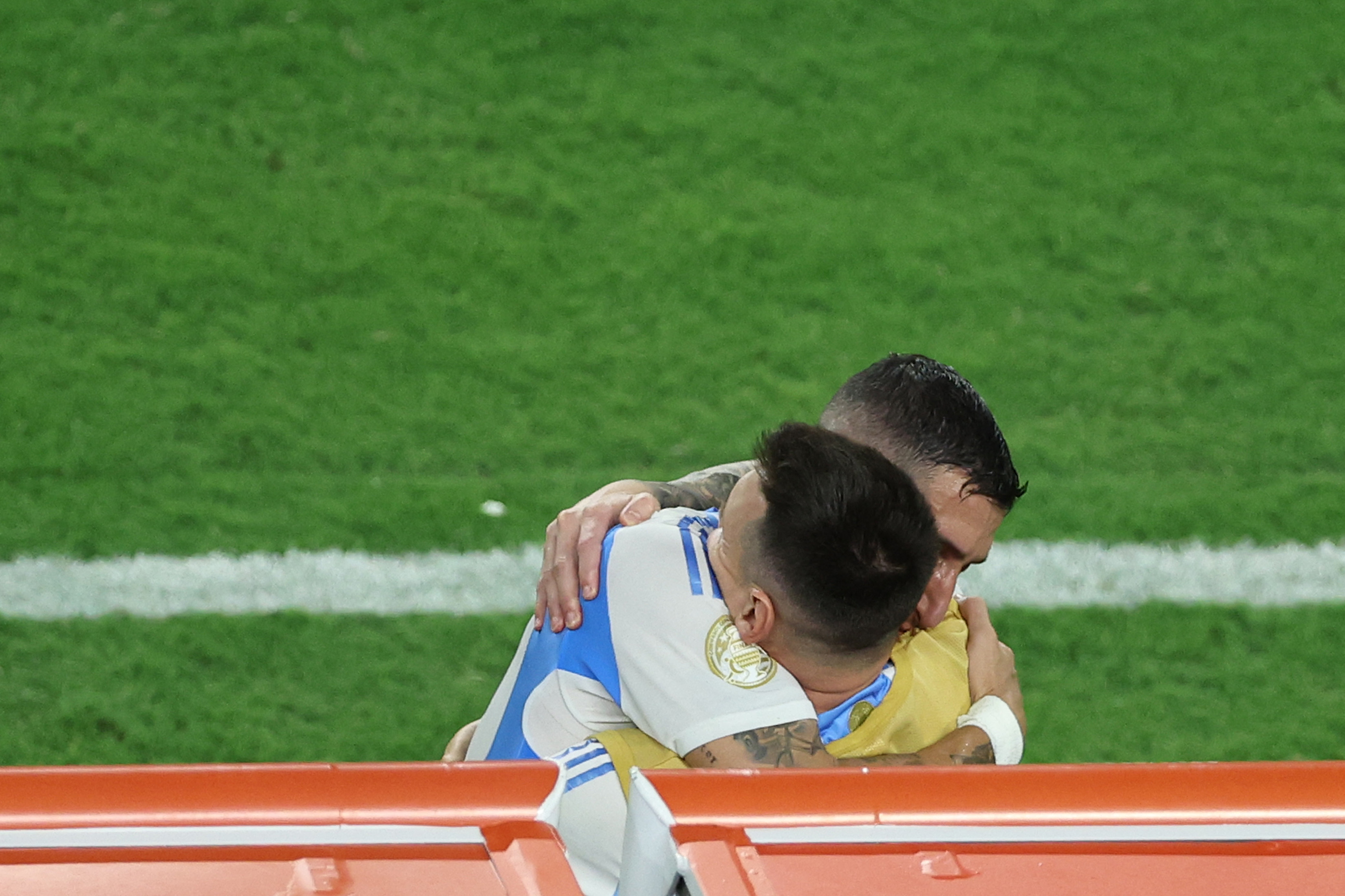 Emoționant: Di Maria s-a retras în lacrimi de la naționala Argentinei! Mesajul lui Messi