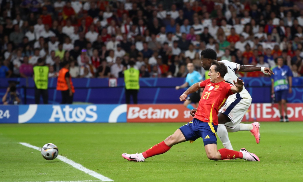 14.07.2024, xtgx, Fussball EM 2024 Finale, Spanien - England emspor, v.l. Mikel Oyarzabal Ugarte (Spanien), Marc Guehi (