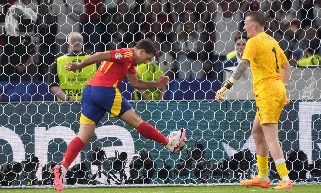 celebrate the goal, Torjubel zum 2:1 Mikel Oyarzabal (Spanien Spain, 21) und drischt den Ball nochmal ins Netz - Berlin