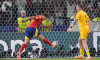 celebrate the goal, Torjubel zum 2:1 Mikel Oyarzabal (Spanien Spain, 21) und drischt den Ball nochmal ins Netz - Berlin