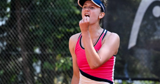 02.05.2024, GER, Frauen, Wiesbaden Tennis Open Achtelfinale im Einzel. Runde der letzten 16. Irina-Camelia Begu (ROU) ba