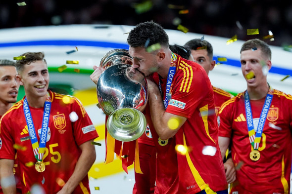 Berlin, Germany. 14th July, 2024. Berlin, Germany, July 14th 2024: Aymeric Laporte (14 Spain) kisses the trophy celebrating the victory of the Final during the ceremony after the UEFA EURO 2024 Germany Final football match between Spain and England at Oly