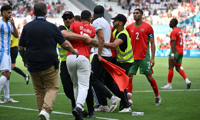 Invasion in the pitch , Mens football, Argentina vs Morocco , Men s preliminary round during the Olympic Games, Olympisc