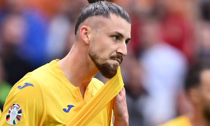 020724 Radu Dragusin of Romania (C) and his team mates react during the UEFA EURO, EM, Europameisterschaft