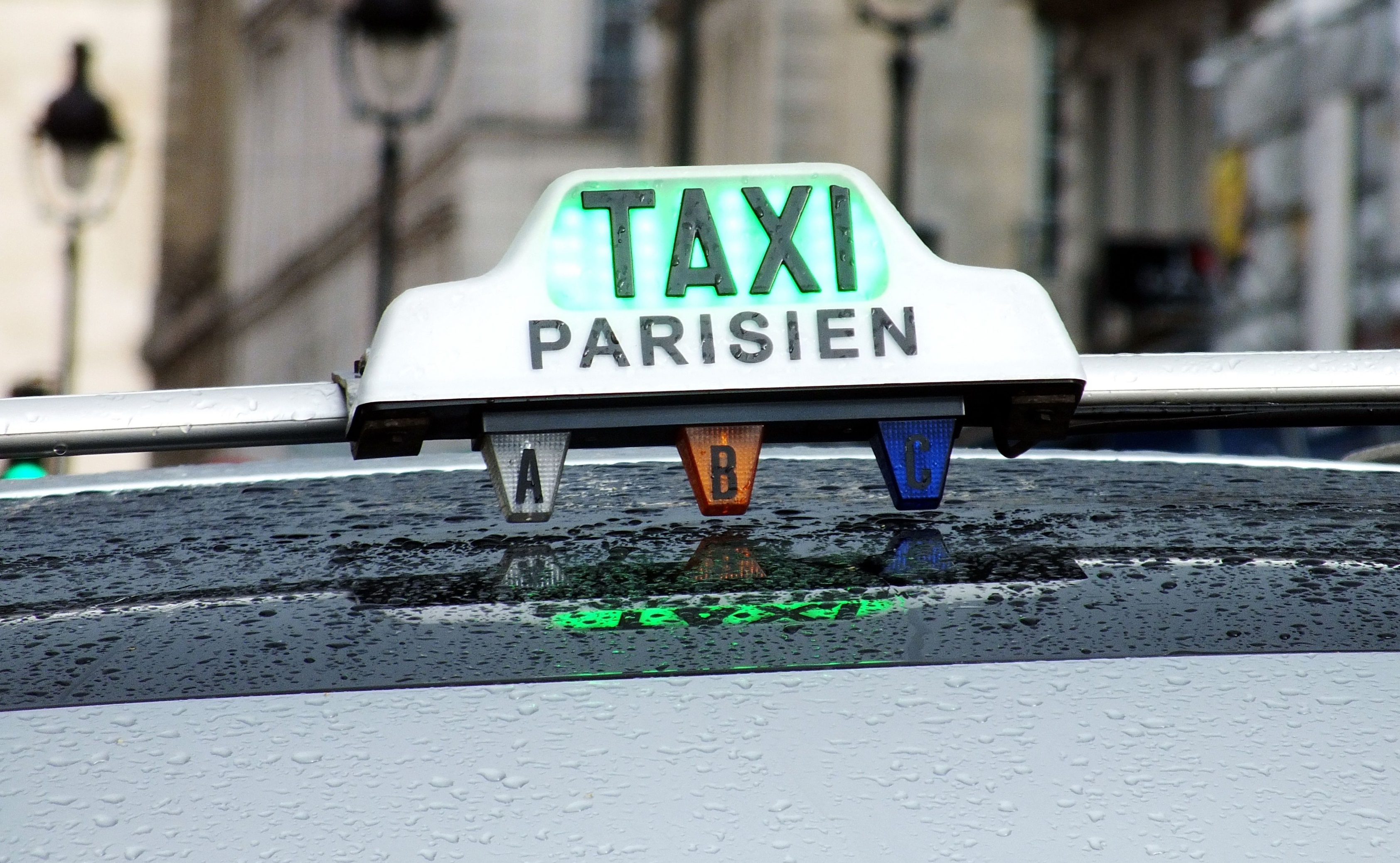 Treabă de profesioniști la Paris: o legendă a fotbalului s-a urcat într-un taxi și a rămas fără 500.000€!