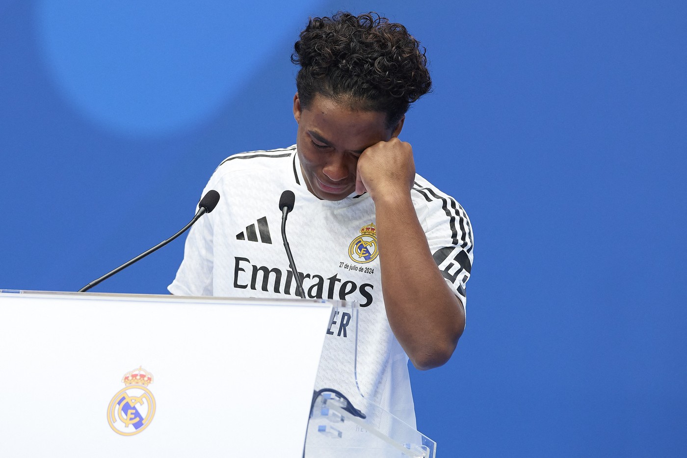 Puștiul de 18 ani a fost prezentat la Real Madrid în fața a 50.000 de fani și a izbucnit în lacrimi