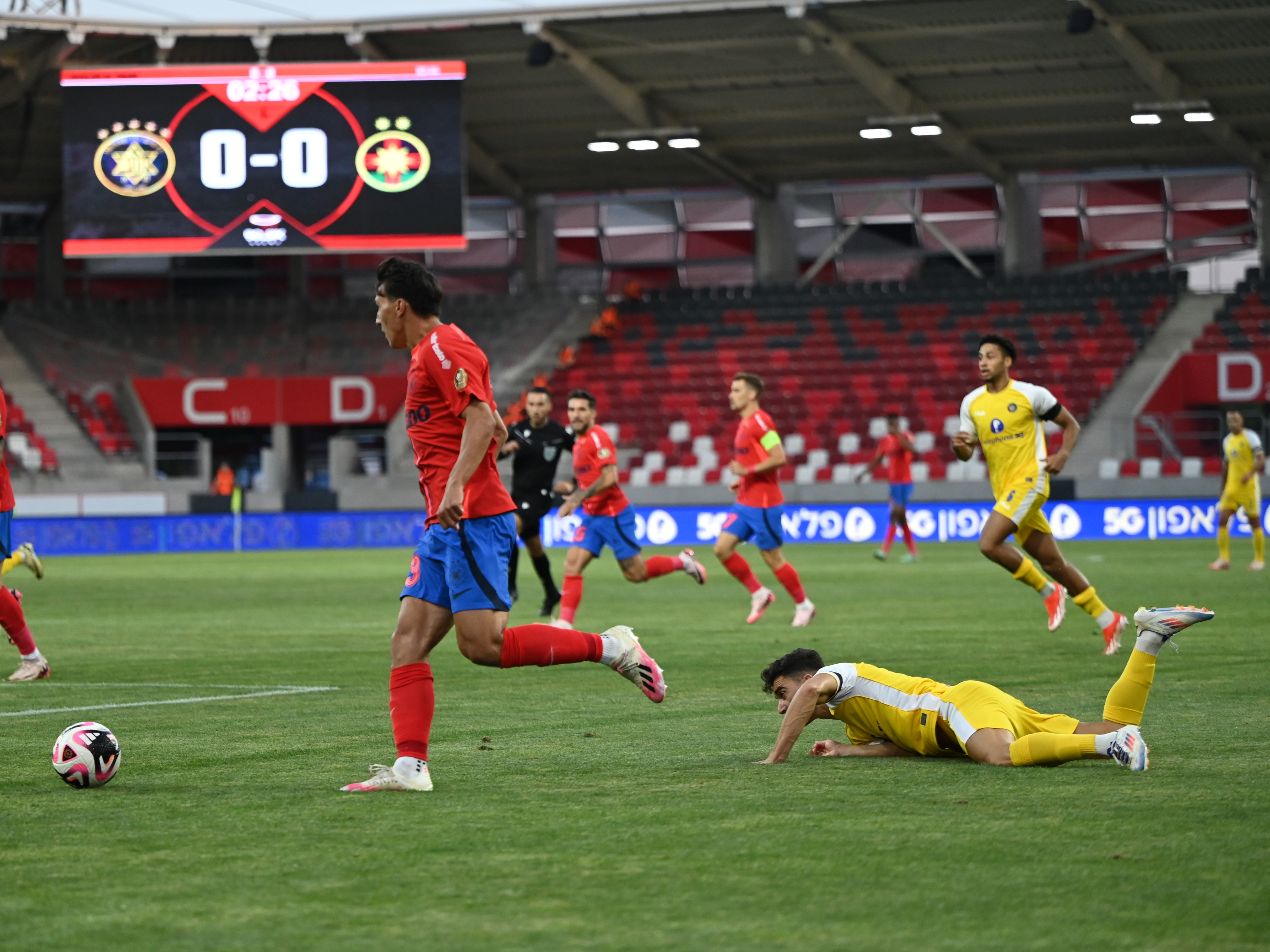 Maccabi Tel Aviv - FCSB 0-0, ACUM. Egalitate la pauză! Ocazii importante pentru campioana României