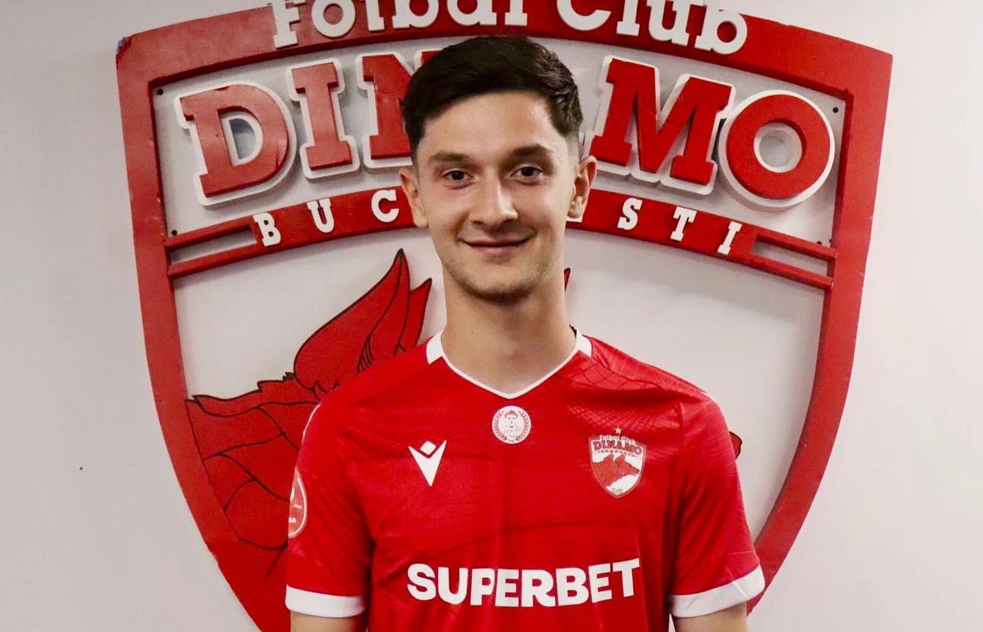 A semnat cu Dinamo și imediat a intrat în colimatorul fanilor. ”Șterge FCSB și Rapid”