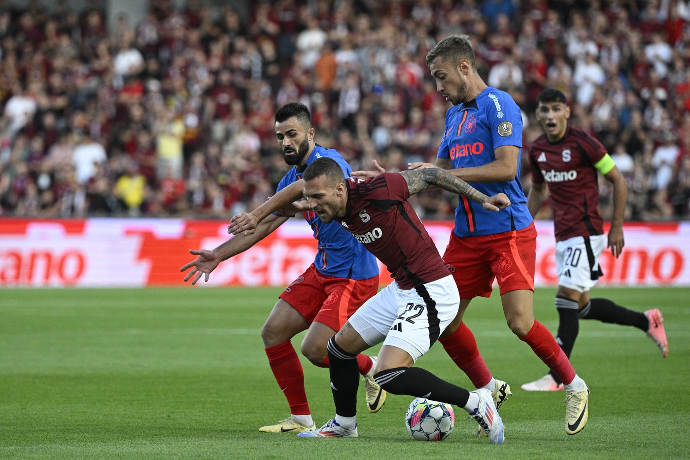 Sparta Praga - FCSB 0-0, pe digisport.ro. Campioana României, 3 cartonașe galbene în 4 minute! Pauză în Cehia. FOTO