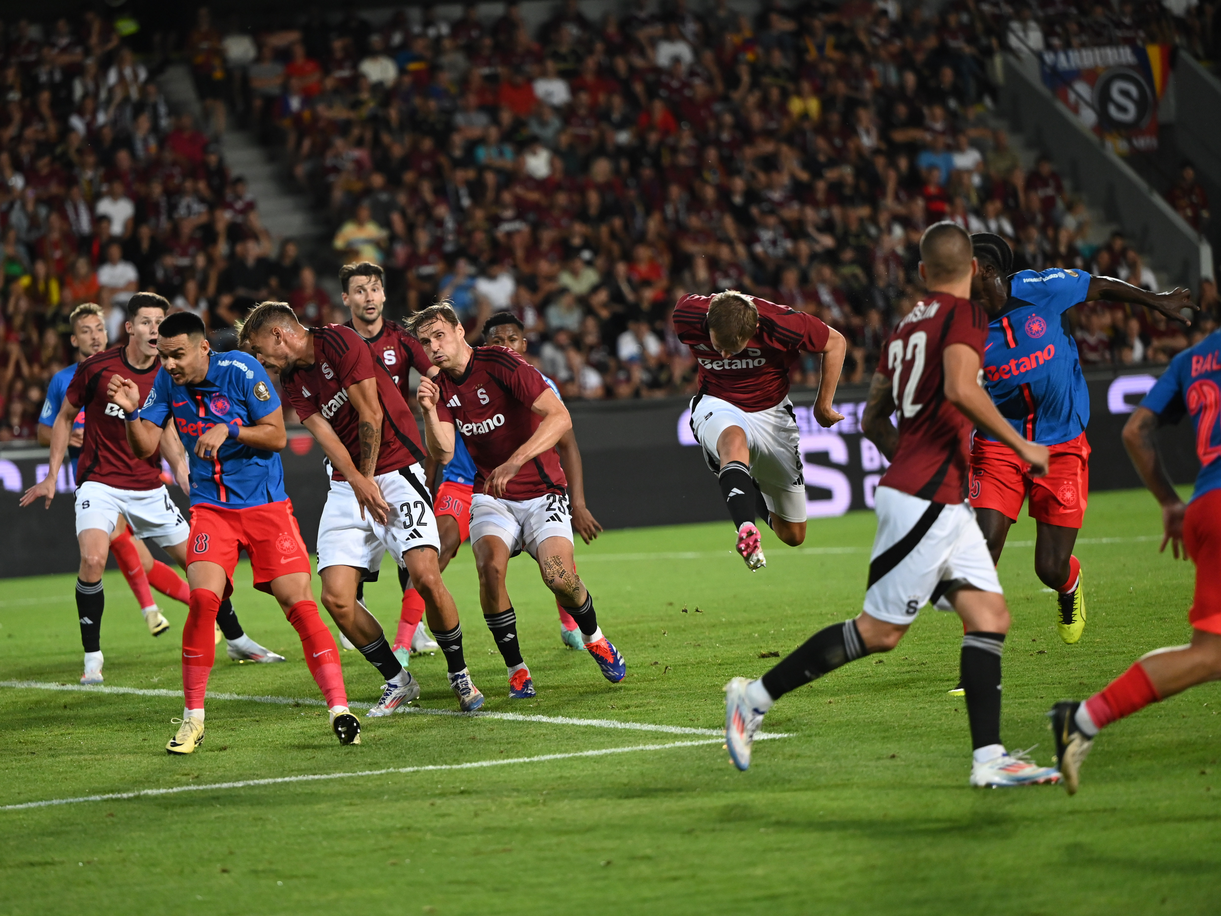 Sparta Praga - FCSB 1-1. Nebunie în Cehia! Gol anulat pentru gazde în minutul 90+5. Calificarea se decide la București