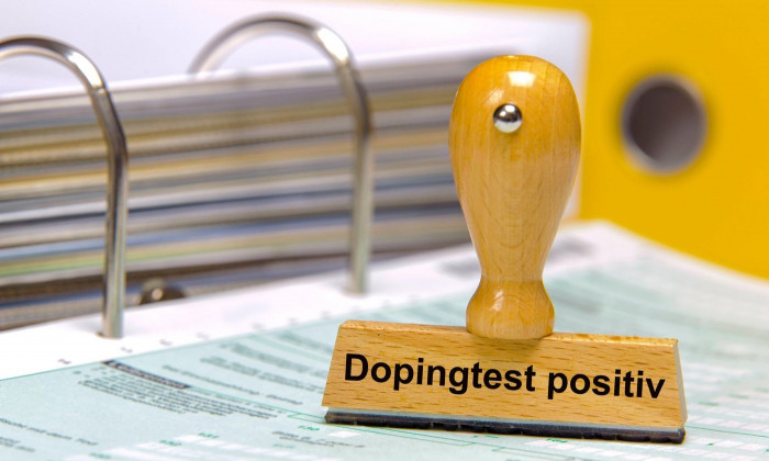 Dopingtest Ein Holzstempel ist beschiftet mit dem Aufdruck: Dopingtest positiv *** Doping test A wooden stamp is affixed with the imprint Doping test