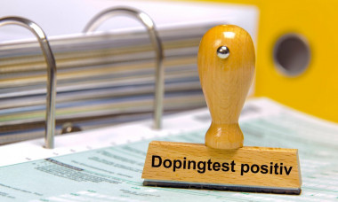 Dopingtest Ein Holzstempel ist beschiftet mit dem Aufdruck: Dopingtest positiv *** Doping test A wooden stamp is affixed with the imprint Doping test