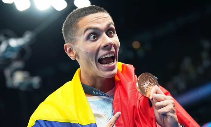 Paris, France. 31st July, 2024. Olympic Games, Paris 2024, 100 m freestyle, men, final, third-placed David Popovici from Romania celebrates with his bronze medal. Credit: Michael Kappeler/dpa/Alamy Live News