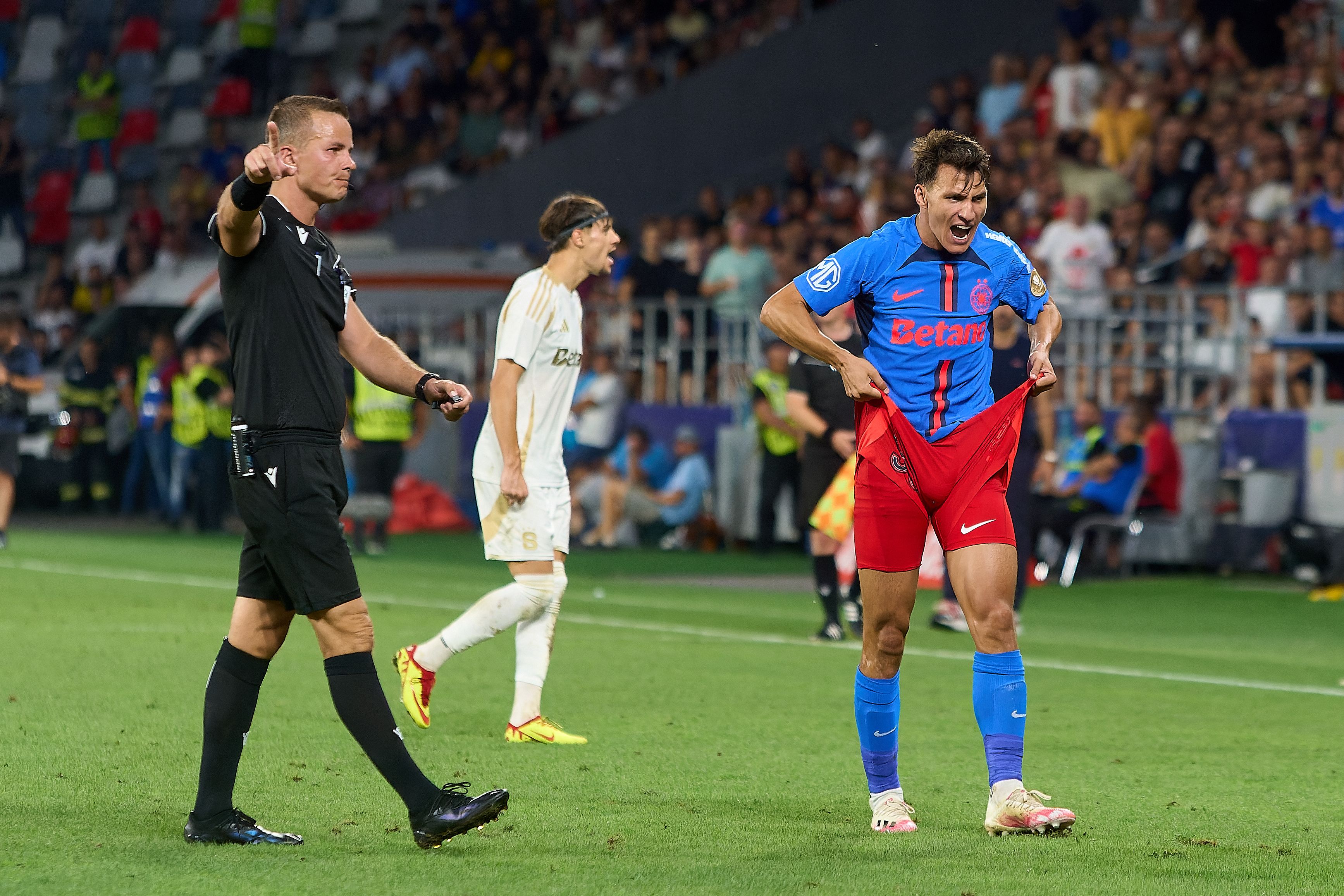 Arbitrul de la FCSB - Sparta Praga 2-3, elogiat în presa daneză pentru prestația din meci