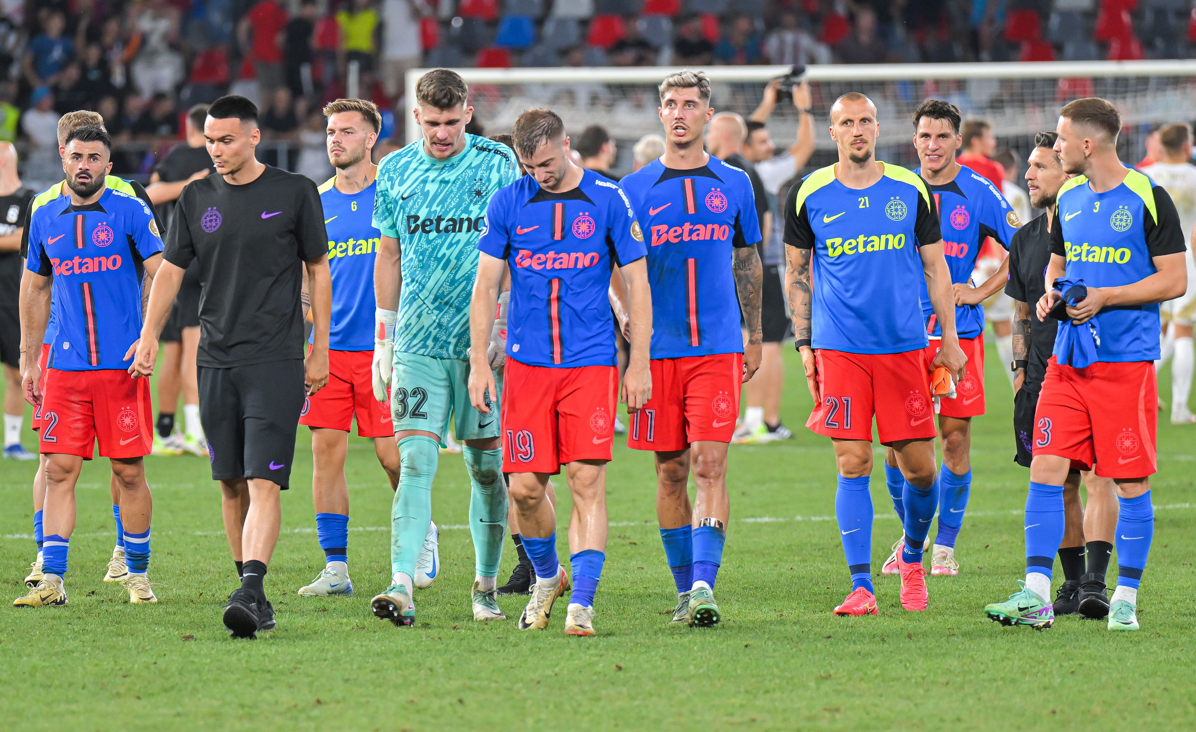 Greșești și plătești! FCSB i-a dat amendă unui titular după eșecul cu Sparta Praga