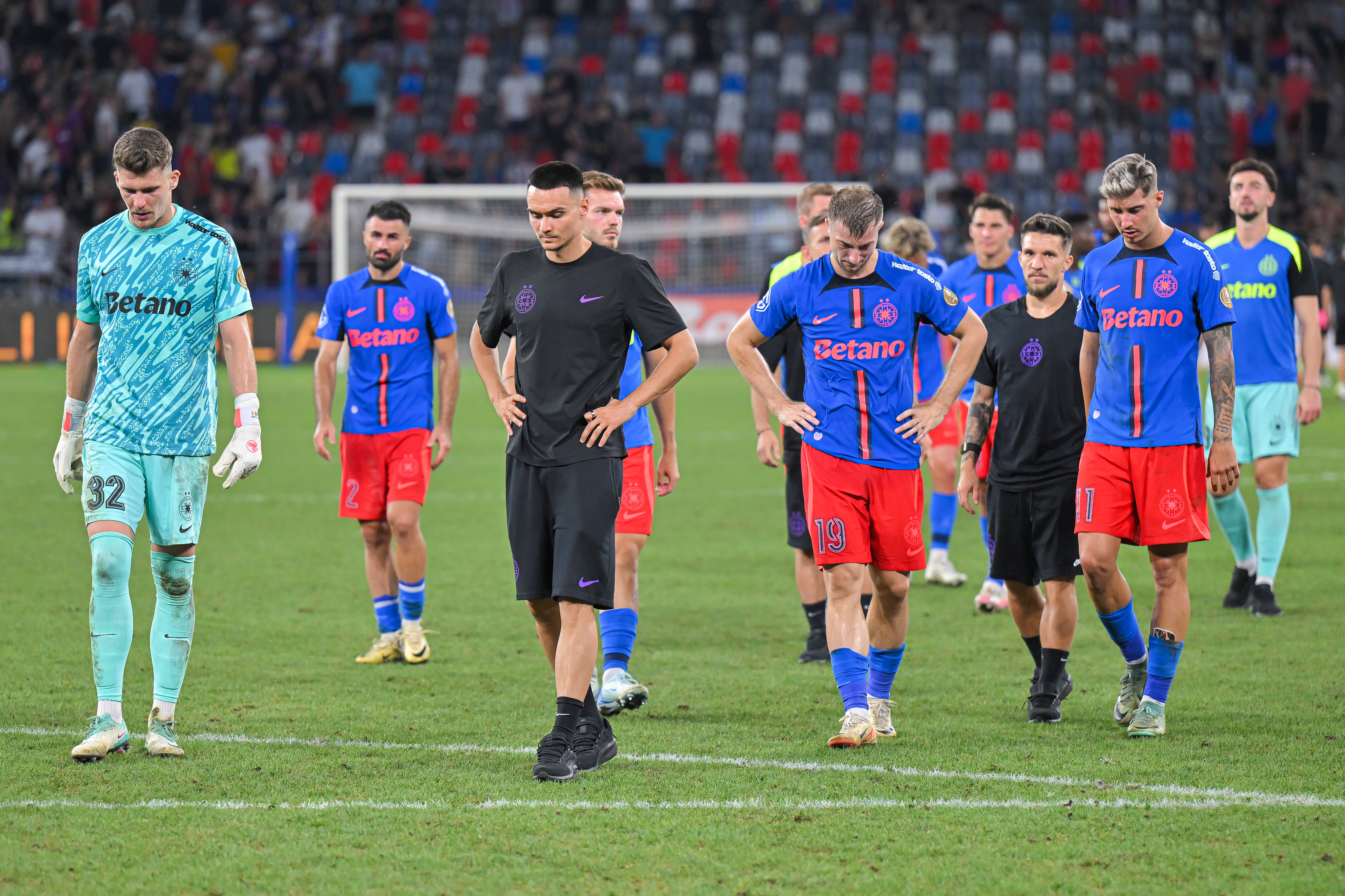 Gigi Becali a ”făcut praf” doi fotbaliști de la FCSB, după 2-3 cu Sparta Praga