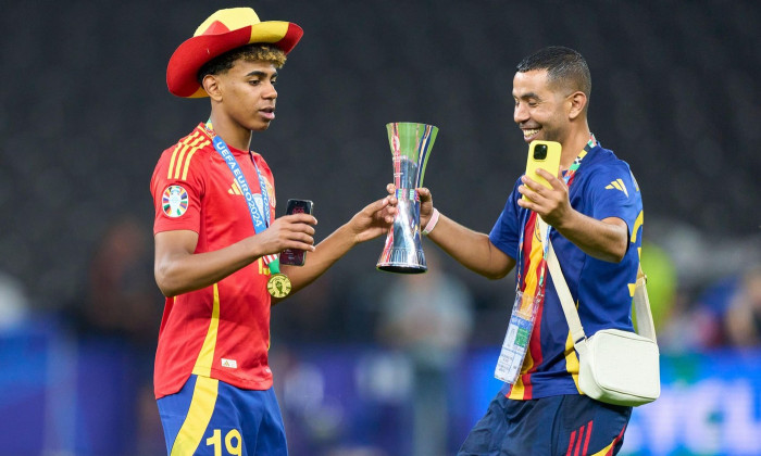 Lamine Yamal, ESP 19 with father Mounir Nasraoui aus Larache at the winners ceremony after the final match SPAIN - ENGLAND 2-1of the UEFA European Championships 2024 on Jul 14, 2024 in Berlin, Germany. Photographer: Peter Schatz