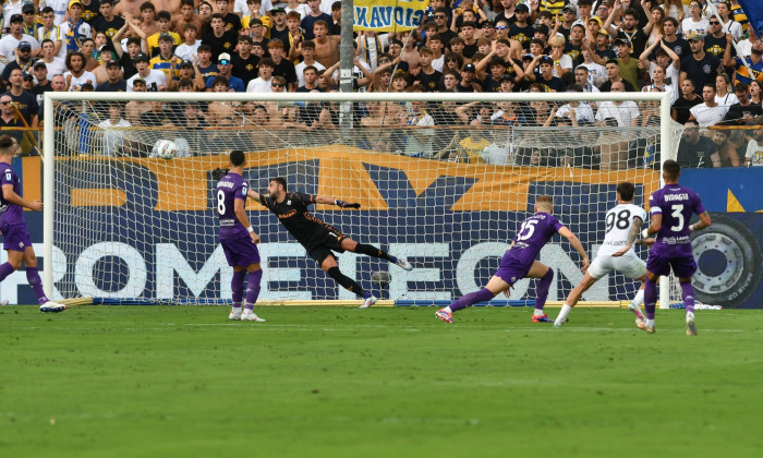 dennis man (parma) scores the 1-0 during Parma Calcio vs ACF Fiorentina, Italian soccer Serie A match in Parma, Italy, A