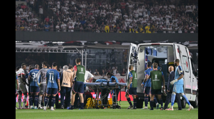 Juan Izquierdo a fost luat de ambulanță după ce s-a prăbușit pe teren în meciul Sao Paulo - National Montevideo, din Copa Libertadores / Foto: Profimedia 