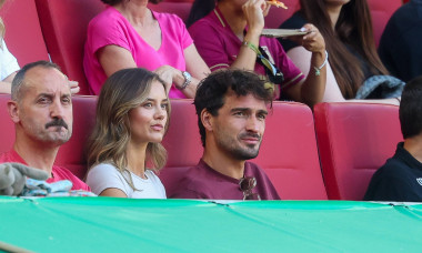 Mats Hummels mit seiner Freundin Nicola Cavanis auf der Tribuene, FC Augsburg vs. SV Werder Bremen, Fussball, 1. Bundesl