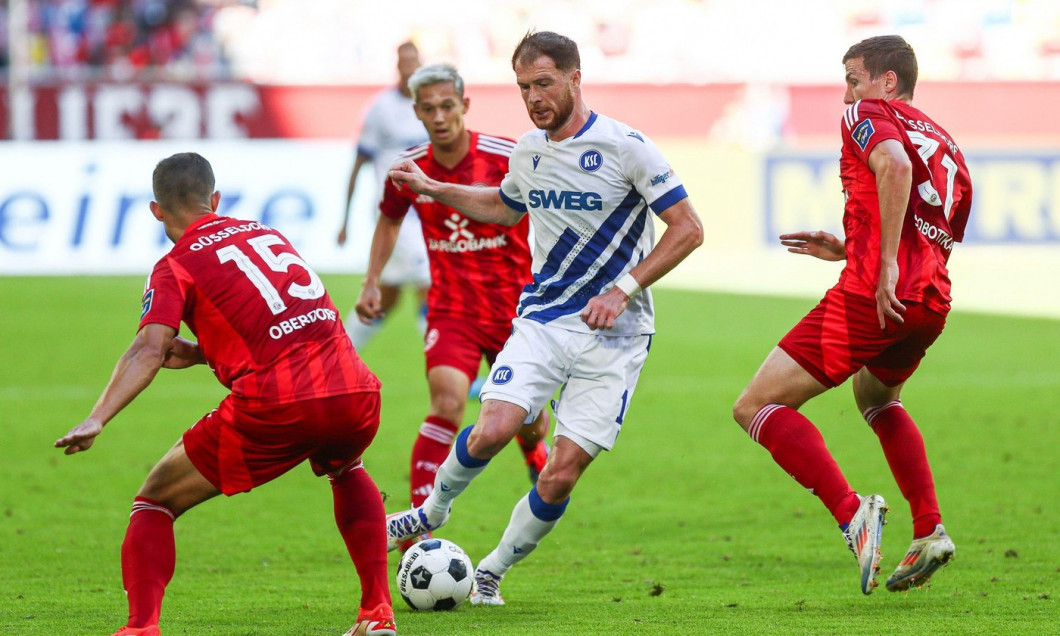 Budu Zivzivadze (Karlsruher SC, #11) im Zweikampf gegen Tim Oberdorf (Fortuna Dsseldorf / Duesseldorf, #15) und Marcel Sobottka (Fortuna Dsseldorf / Duesseldorf, #31), GER, Fortuna Dsseldorf / Duesseldorf 1895 vs. Karlsruher SC, Fussball, 2. Bundesliga, 2