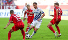 Budu Zivzivadze (Karlsruher SC, #11) im Zweikampf gegen Tim Oberdorf (Fortuna Dsseldorf / Duesseldorf, #15) und Marcel Sobottka (Fortuna Dsseldorf / Duesseldorf, #31), GER, Fortuna Dsseldorf / Duesseldorf 1895 vs. Karlsruher SC, Fussball, 2. Bundesliga, 2