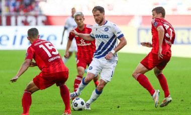 Budu Zivzivadze (Karlsruher SC, #11) im Zweikampf gegen Tim Oberdorf (Fortuna Dsseldorf / Duesseldorf, #15) und Marcel Sobottka (Fortuna Dsseldorf / Duesseldorf, #31), GER, Fortuna Dsseldorf / Duesseldorf 1895 vs. Karlsruher SC, Fussball, 2. Bundesliga, 2