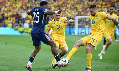 Munich, Germany. 02nd July, 2024. Soccer, UEFA Euro 2024, European Championship, Romania - Netherlands, Final round, Round of 16, Munich Football Arena, Steven Bergwijn of the Netherlands (l-r) battles for the ball with Romania's Nicolae Stanciu and Andre