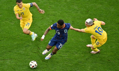 Munich, Germany. 02nd July, 2024. Soccer, UEFA Euro 2024, European Championship, Romania - Netherlands, Final round, Round of 16, Munich Football Arena, Steven Bergwijn of the Netherlands (M) is tackled by Romania's Ianis Hagi (r) and Romania's Nicolae St