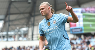 Premier League Manchester City v Brentford Erling Haaland of Manchester City celebrates his goal to make it 1-1 during t