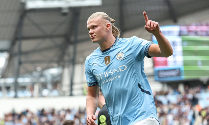 Premier League Manchester City v Brentford Erling Haaland of Manchester City celebrates his goal to make it 1-1 during t