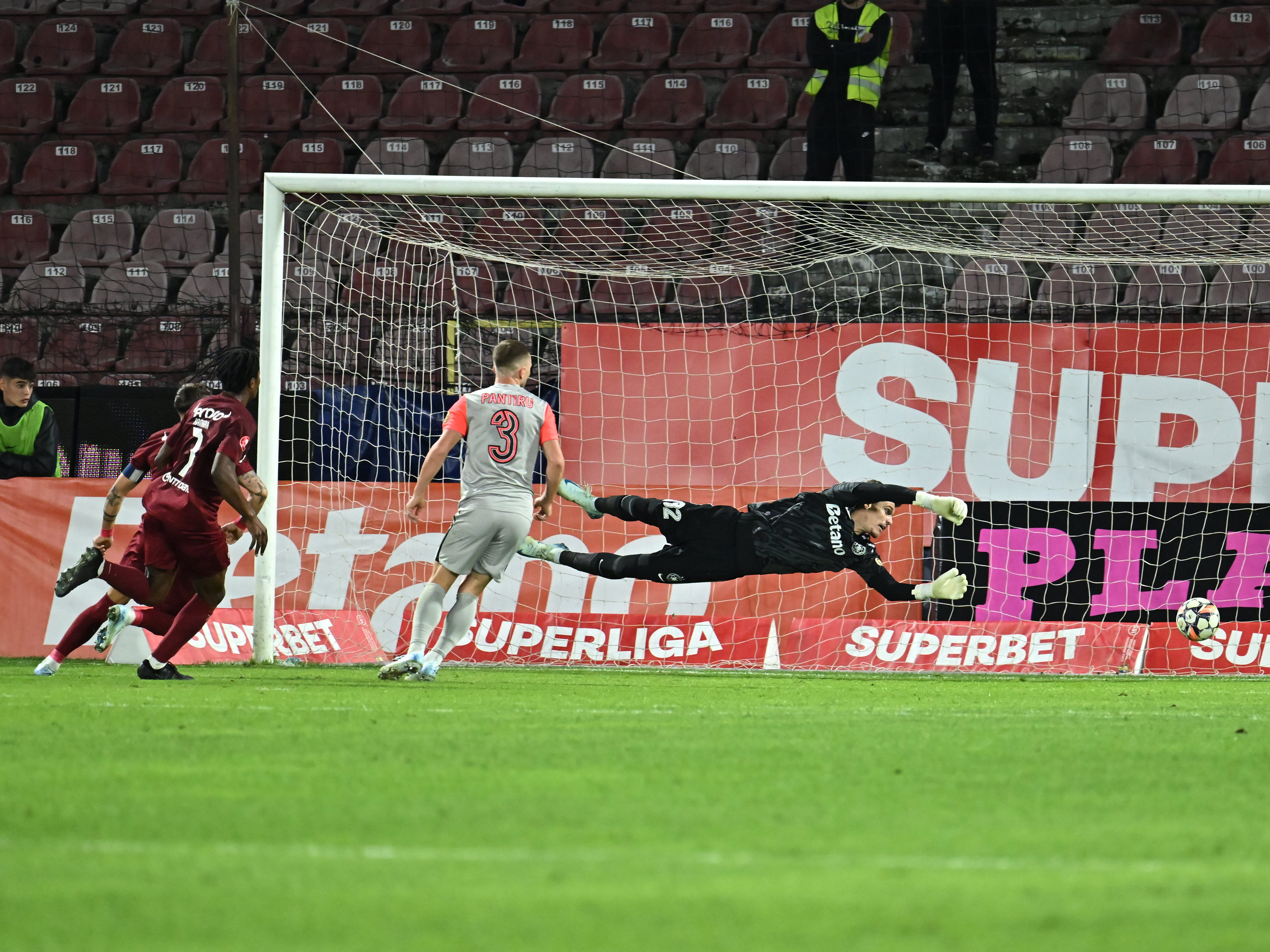 CFR Cluj - FCSB 2-1, ACUM, Digi Sport 1. Goool! Băluță a redus din diferență, după ce Louis Munteanu a făcut ”dubla”