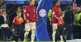 Michael Olise (FCB 17) Harry Kane, FCB 9 in the group league match FC BAYERN MUENCHEN - DINAMO ZAGREB 9-2 of football UE