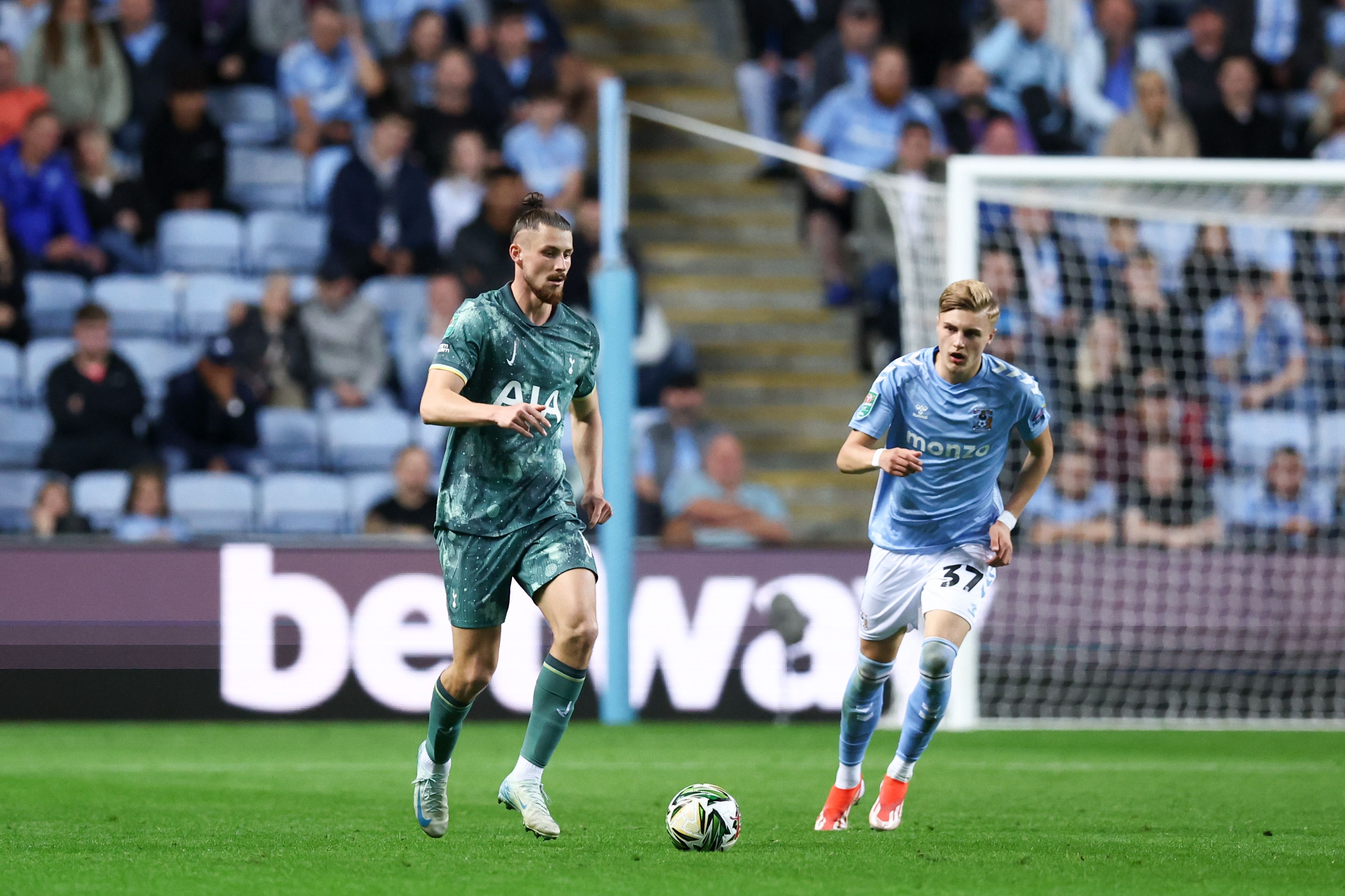 Coventry - Tottenham 1-2. Spurs, cu Radu Drăgușin integralist, calificare chinuită în Cupa Ligii Angliei