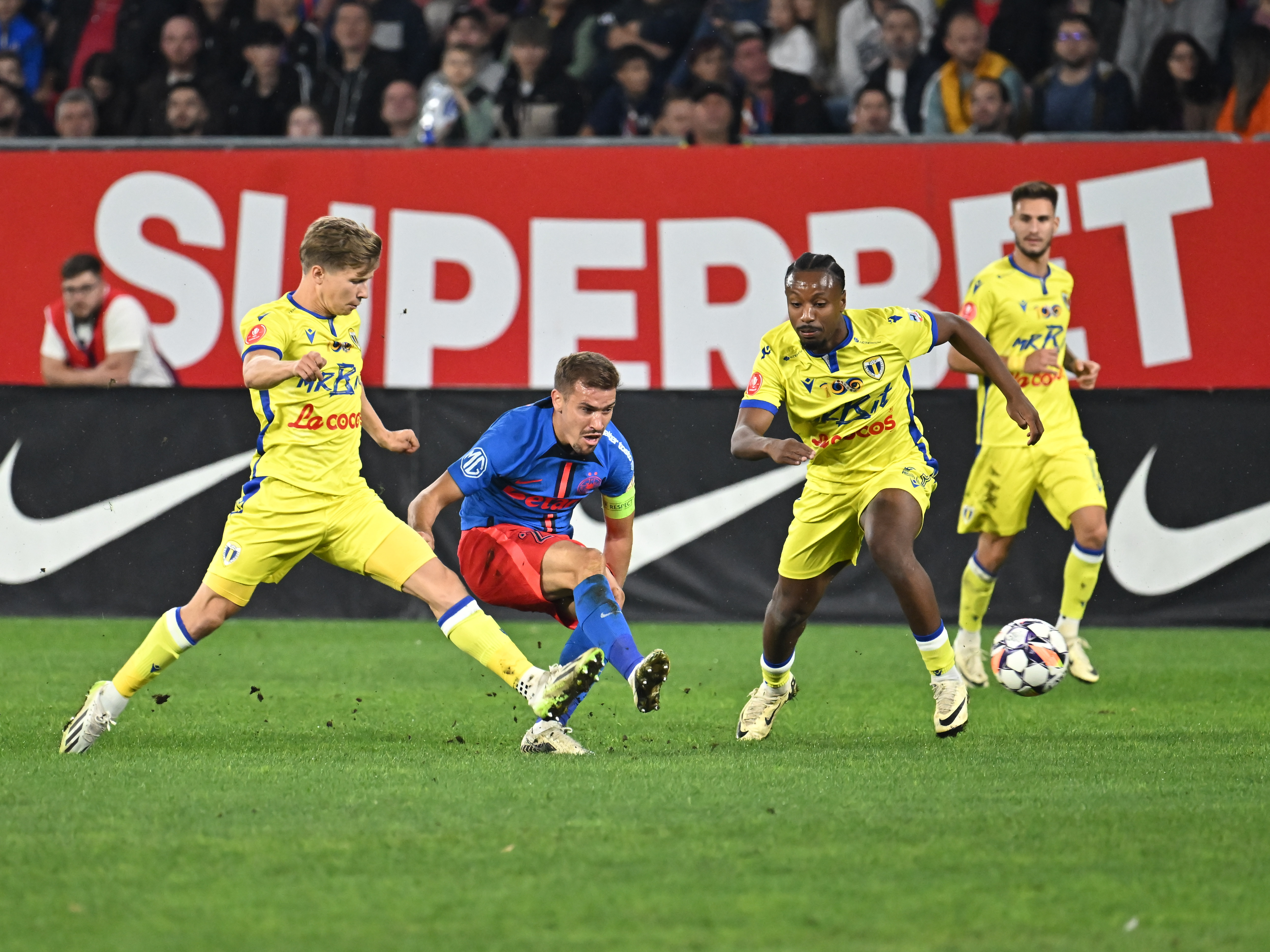 FCSB - Petrolul Ploiești 1-1. În 10 oameni timp de 60 de minute, campioana României a fost egalată la ultima fază