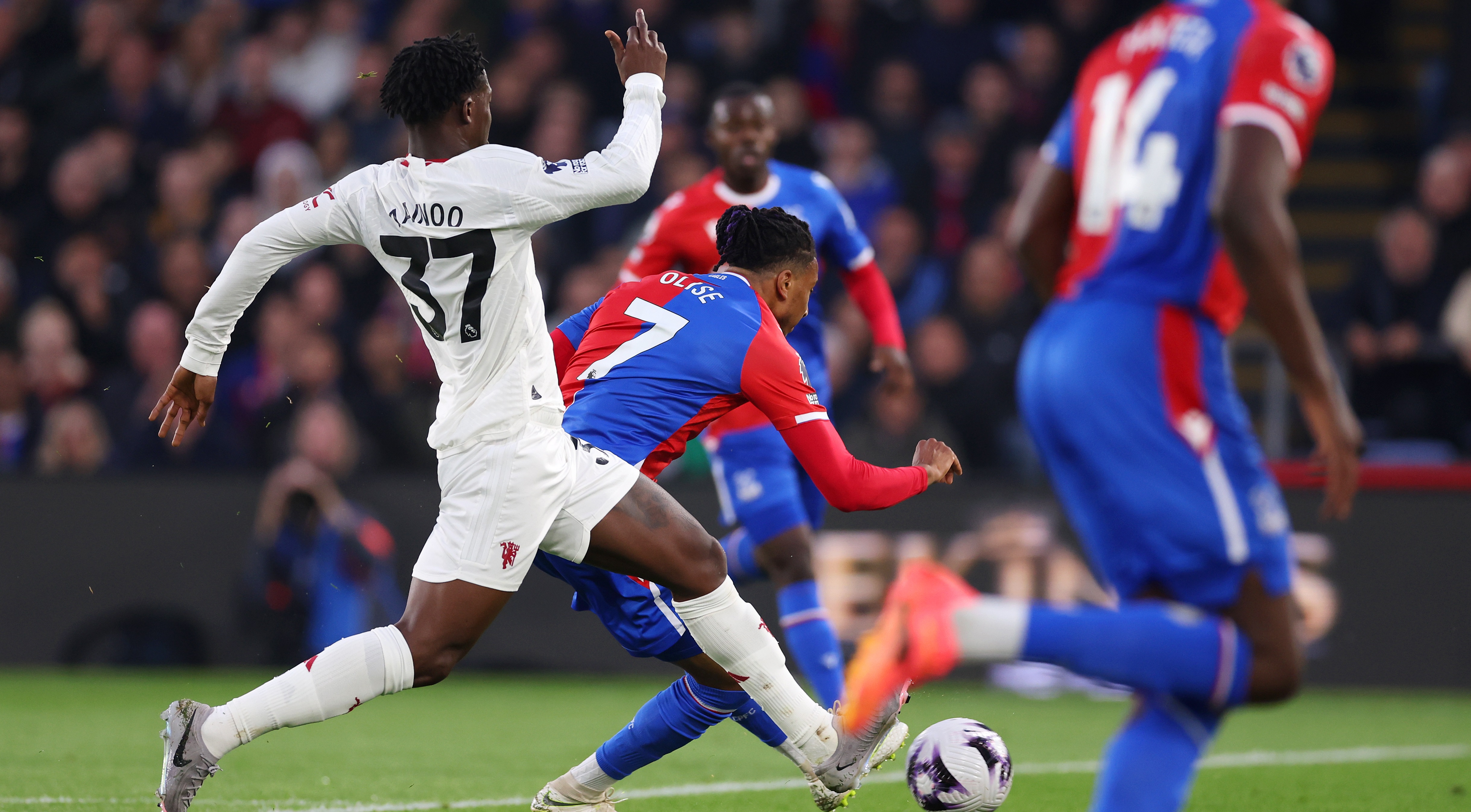 Crystal Palace - Man Utd 0-0, ACUM, DGS2. Tottenham - Brentford 3-1. Drăgușin, doar rezervă. Liverpool - Bournemouth 3-0