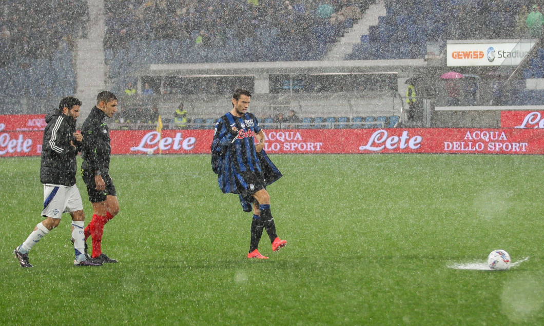 Referee Paride Tremolada , Marten de Roon(Atalanta BC) Patrick Cutrone(Como 1907) Soccer - Italian ,Serie A - Atalanta B