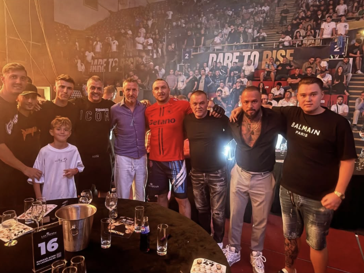 De nicăieri, Mihai Stoica a apărut în ring la gala de MMA din București cu un tricou al FCSB-ului în mână