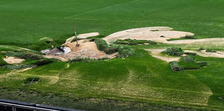 Nu e teren de golf. Inundațiile din Anglia au distrus un gazon, iar meciul din Cupa Ligii Angliei a fost amânat