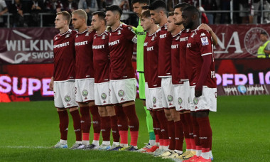 Fotbalistii rapidisti la startul meciului de fotbal dintre Rapid Bucuresti si Universitatea Cluj, din cadrul Superligii