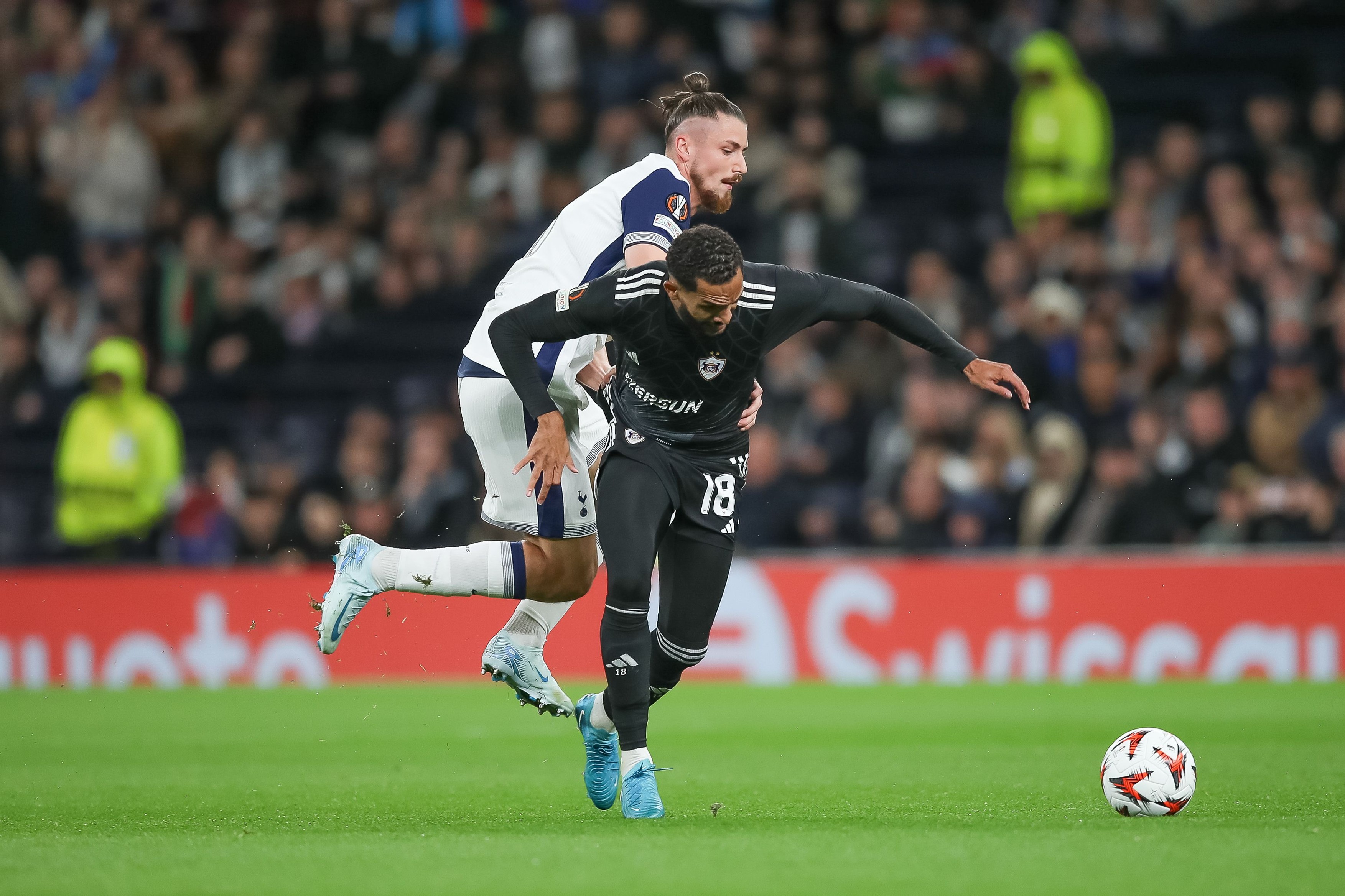 Radu Drăgușin și-a aflat pedeapsa, după cartonașul roșu încasat în Tottenham - Qarabag