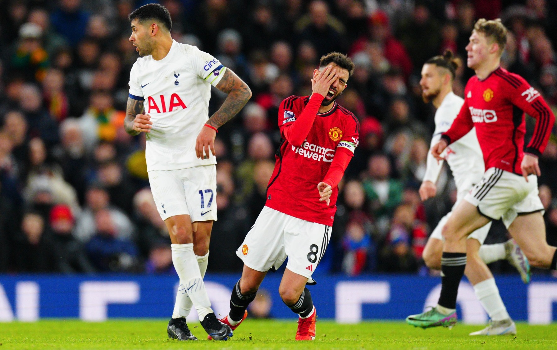 Manchester United - Tottenham, Live Video, 18:30, Digi Sport 1. Șanse mici ca Radu Drăgușin să fie titular