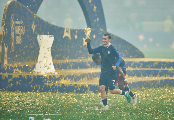 Moscow, Russia. 15th July 2018. Moscow, Russia. 15th July 2018. Antoine GRIEZMANN, FRA 7 with the Official FIFA World Cup Original Trophy, winner, victory, ceremony, FRANCE - CROATIA 4-1Football FIFA WORLD CUP 2018 RUSSIA, Final, Season 2018/2019, J