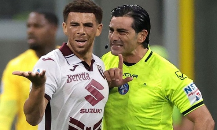 Milan, Italy. 17th Aug, 2024. The Referee Fabio Maresca discusses with Che Adams of Torino FC during the Serie A match at Giuseppe Meazza, Milan. Picture credit should read: Jonathan Moscrop/Sportimage Credit: Sportimage Ltd/Alamy Live News