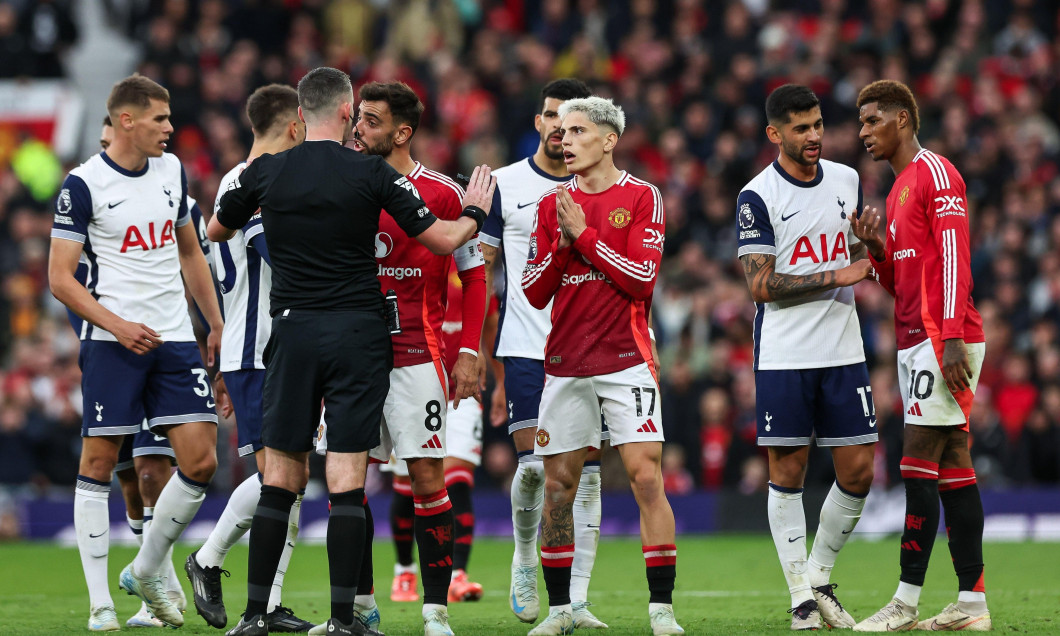 Referee Chris Kavanagh gives a red card to Bruno Fernandes of Manchester United during the Premier League match Manchester United vs Tottenham Hotspur at Old Trafford, Manchester, United Kingdom, 29th September 2024(Photo by Mark Cosgrove/News Images)