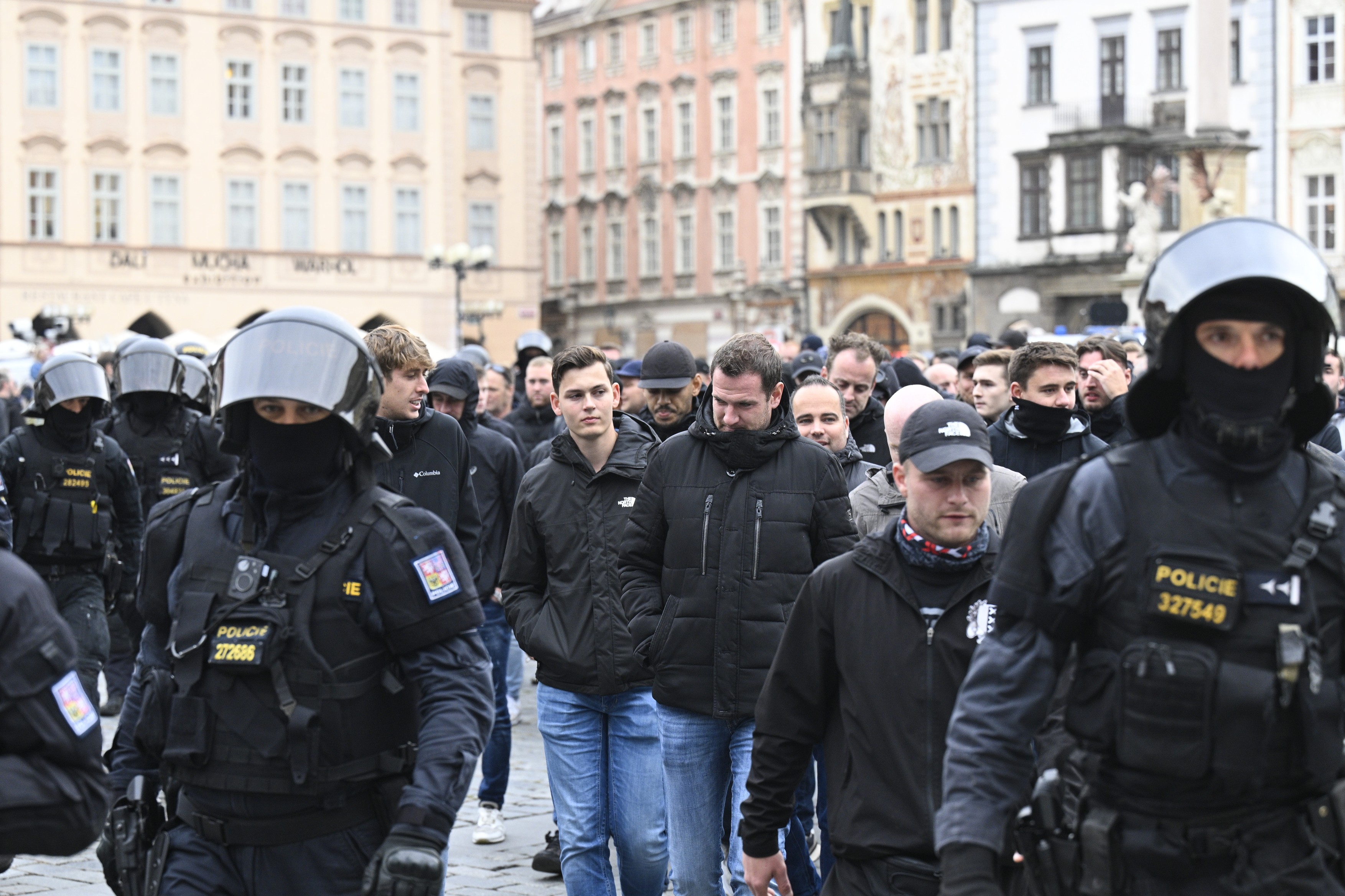 Mai mulți fani ai lui Ajax, arestați în timpul meciului cu Slavia Praga. Motivul pentru care au fost reținuți