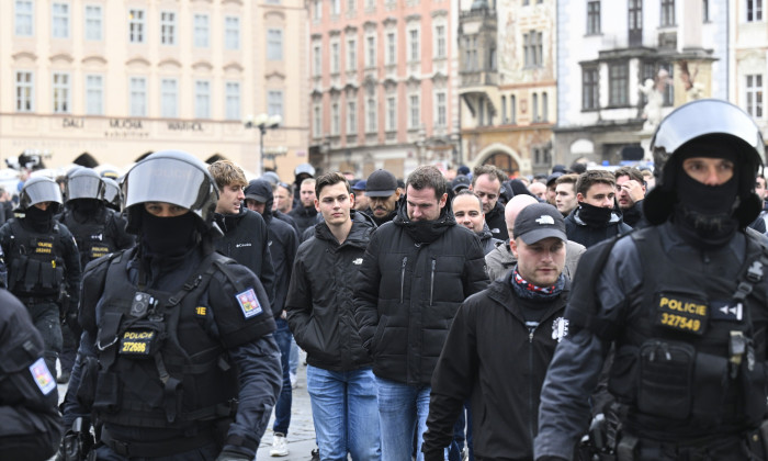 fanoušci fotbalového týmu Ajax Amsterodam, policie, policisté