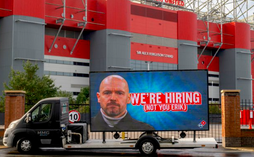 Erik ten Hag, făcut praf în fața stadionului Old Trafford! Panoul apărut peste noapte