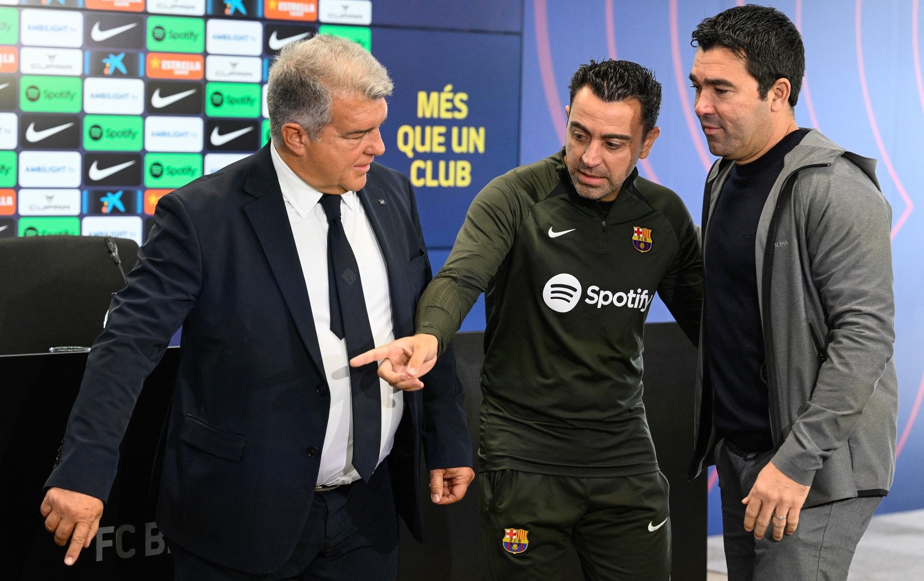 Nu se mai suportă! Ce au făcut Xavi și Laporta la retragerea lui Iniesta