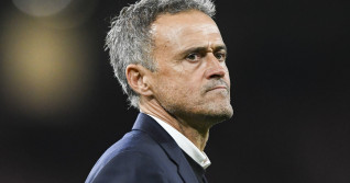 LONDON, ENGLAND - OCTOBER 1: PSG Head Coach Luis Enrique MartĂ­nez GarcĂ­a looks very dissapointed after his team s defeat